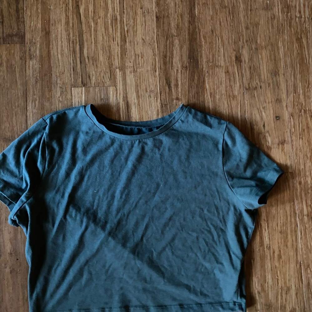 Green crop top tee